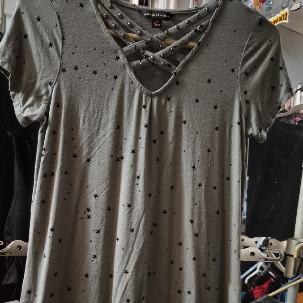 Rock & Republic Gray Star Short Sleeve Top